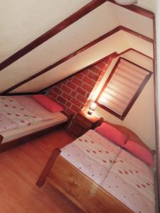 Zimmer mit 2 Betten und Ziegelwand in der Unterkunft Apartments Vučko Vlašić in Vlasic