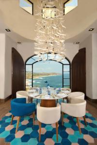 comedor con mesa, sillas y lámpara de araña en Vista Encantada Resort & Spa Residences, A La Carte All Inclusive Optional, en Cabo San Lucas