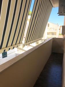 widok z góry na balkon z dużymi oknami w obiekcie Home Feeling Mascagni - Bilocale w mieście Alghero