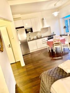 a kitchen and living room with a table and chairs at Hotell Göta in Örebro