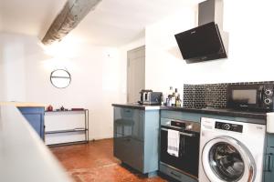 cocina con lavadora y lavadora en Maison Alberta en Aix-en-Provence