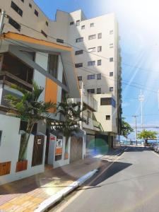 an empty street in front of a tall building at CanCoq Guest House in Balneário Camboriú