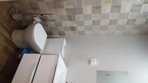 baño con aseo blanco en una habitación en PLAZA REDONDA brugada home, en Valencia