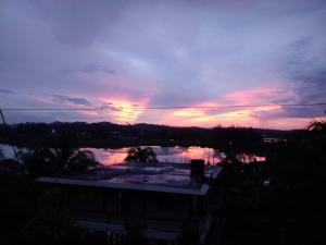 una puesta de sol sobre un cuerpo de agua con el cielo en Aqua Horizon, en Port Blair