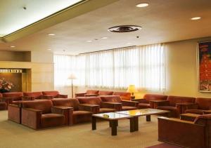 魚津市にあるskyhotel uozu / Vacation STAY 59595の革張りの椅子とテーブルが備わる待合室