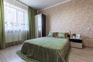 En eller flere senge i et værelse på Апартаменты c видом на стадион и парк у Парка Краснодар