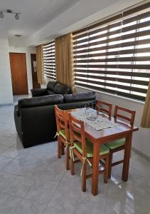 een woonkamer met een tafel en een bank bij Edificio Lavadeiras in Olhão