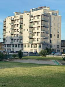 - un grand immeuble avec des voitures garées devant dans l'établissement Seaview Apartments, à Palerme