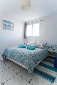 Ein Bett oder Betten in einem Zimmer der Unterkunft La Belle Gruissanaise