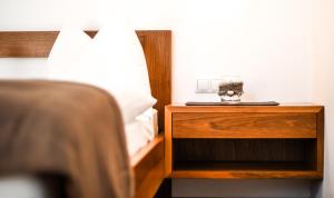 um quarto com uma cama e uma mesa de cabeceira com uma caveira em Apartments Sunela em Selva di Val Gardena