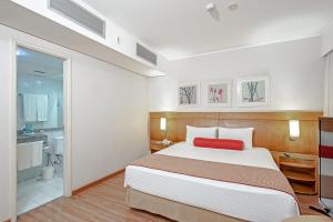 1 dormitorio con 1 cama grande y baño en Slaviero São Paulo Moema en São Paulo