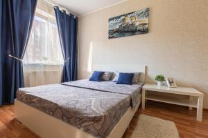 Un pat sau paturi într-o cameră la Апартаменты у Парка Краснодар на Восточно-Кругляковской