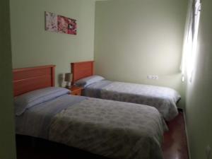 レス・カセス・ダルカナールにあるApartamento Lepanto Playaのベッド2台が備わる部屋