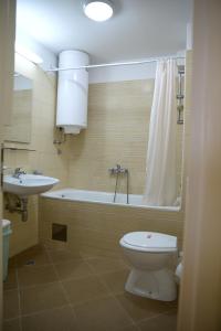 uma casa de banho com um WC, uma banheira e um lavatório. em Zap apartman em Belgrado