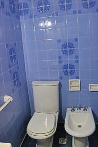 Un baño con un inodoro blanco y un lavabo. en EDIFICIO CABO FRIO. I, en Pinamar 21 fotos más