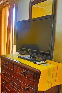 un televisor sentado en la parte superior de un tocador en EDIFICIO CABO FRIO. I, en Pinamar
