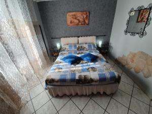 a bedroom with a bed with blue pillows at A Casa mia in Giardinetti 