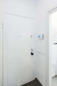un mur blanc avec une porte dans une pièce dans l'établissement #italianattitude, à Milan