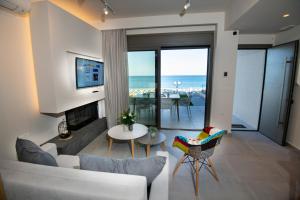 Televízia a/alebo spoločenská miestnosť v ubytovaní LENICO Seafront Villa