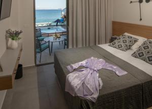 Posteľ alebo postele v izbe v ubytovaní LENICO Seafront Villa + 37 fotografií