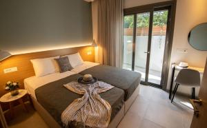 Posteľ alebo postele v izbe v ubytovaní LENICO Seafront Villa