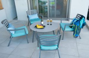 Posedenie v ubytovaní LENICO Seafront Villa