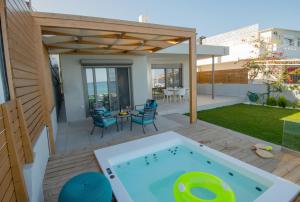 Bazén v ubytovaní LENICO Seafront Villa alebo v jeho blízkosti