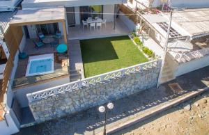 Balkón alebo terasa v ubytovaní LENICO Seafront Villa