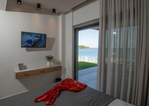 Televízia a/alebo spoločenská miestnosť v ubytovaní LENICO Seafront Villa