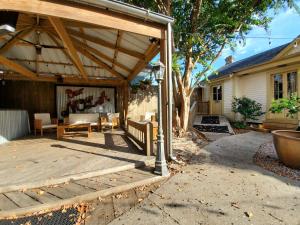 un patio con padiglione in legno in una casa di Macarty House, A Bohemian Resort with pool and cabana bar a New Orleans