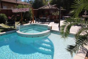Bazén v ubytování GuestHouse Le Patio34 nebo v jeho okolí