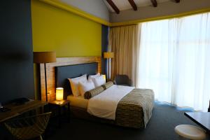 Habitación de hotel con cama y ventana en Royal Court Hotel, en Ramallah