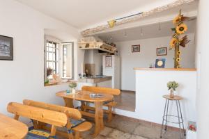Kuchyň nebo kuchyňský kout v ubytování Apartments Mirakul