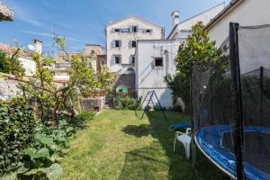 Bazén v ubytování Apartments Mirakul nebo v jeho okolí