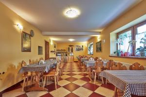a restaurant with tables and chairs in a room at Nędzówka in Ząb