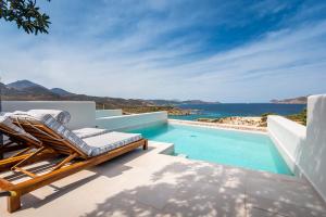 阿達瑪斯的住宿－Hotel Milos Sea Resort，一个带躺椅和游泳池的庭院