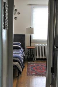 um quarto com uma cama e uma janela em Master Bedroom-Private Bath, Washington DC em Washington