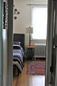 un dormitorio con una cama y una ventana en Master Bedroom-Private Bath, Washington DC, en Washington