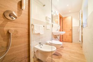 Koupelna v ubytování Kedul Lodge + 37 fotografií