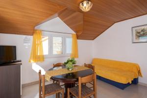 salon ze stołem i kanapą w obiekcie Apartments Ora - with pool w Orebiciu
