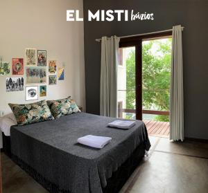 Łóżko lub łóżka w pokoju w obiekcie El Misti Hostel & Suítes Buzios