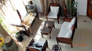 vistas panorámicas a una sala de estar con sillas y mesa en Fabuleuse Villa Keur Bibou, en Dakar