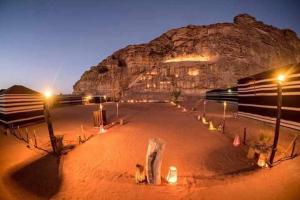 una zona desértica con una montaña en el fondo en WadiRum Mobile Camp, en Wadi Rum