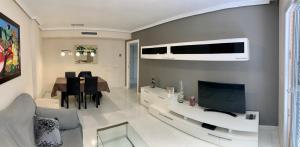 TV a/nebo společenská místnost v ubytování Apartamento Nuevo con Gran Terraza y Wifi en Canet