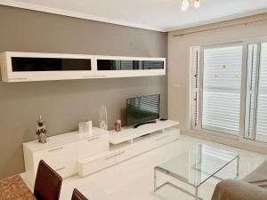 TV a/nebo společenská místnost v ubytování Apartamento Nuevo con Gran Terraza y Wifi en Canet