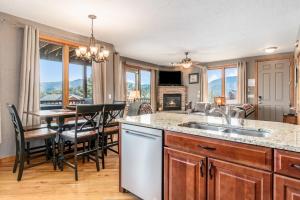una cucina con un lavello e un tavolo con sedie di Mount Cirrus 10B Condo a Estes Park
