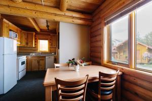 Miette Mountain Cabins的厨房或小厨房