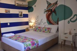 
A bed or beds in a room at Casa del Puerto Hostel & Suites
