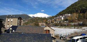 Vista generica sulle montagne o vista sulle montagne dall'interno dell'affittacamere