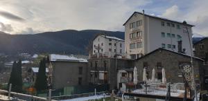 Vista generica sulle montagne o vista sulle montagne dall'interno dell'affittacamere